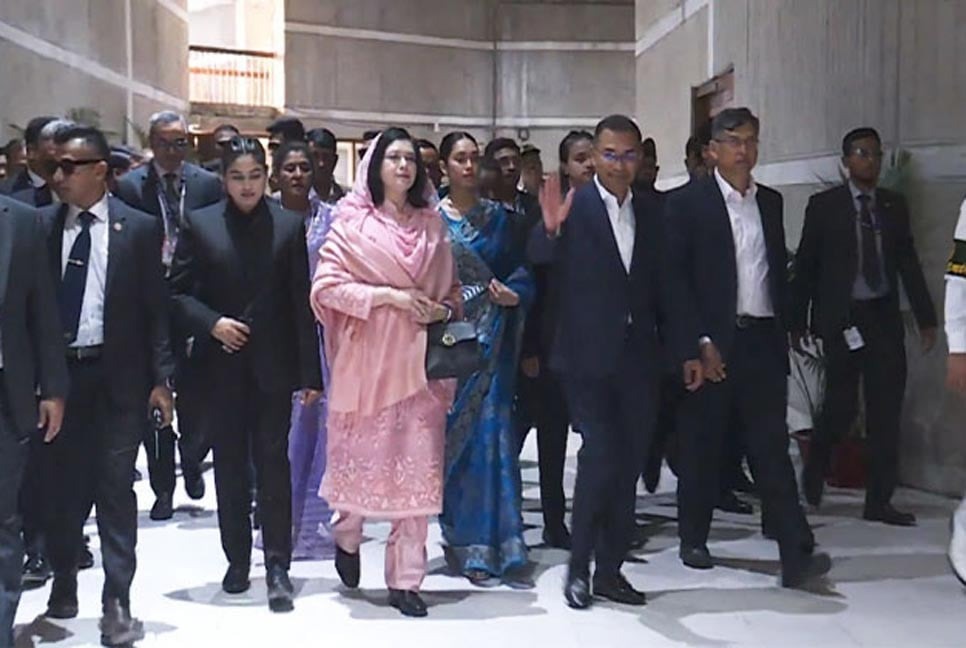 শপথ নিতে স্ত্রী ডা.জুবাইদা রহমান ও কন্যা জাইমা রহমানকে নিয়ে সংসদ ভবনে বিএনপির চেয়ারম্যান তারেক রহমান।